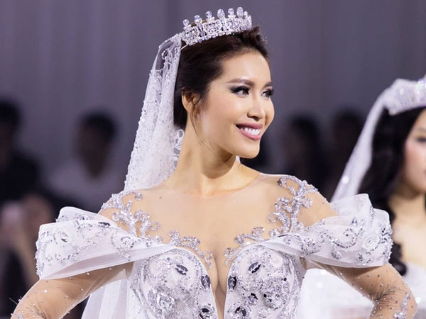Minh Tú bất ngờ khoe giấy xác nhận tình trạng hôn nhân làm dấy lên nghi vấn chuẩn bị kết hôn với bạn trai ngoại quốc