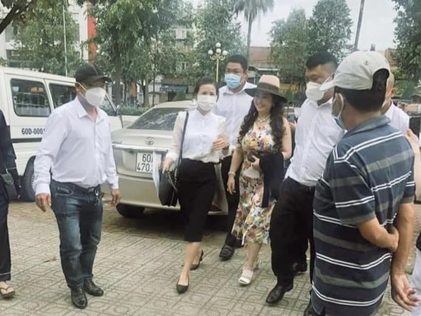 Bà Nguyễn Phương Hằng đến Công an TP Biên Hòa làm việc