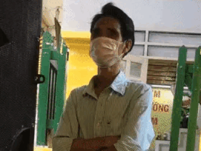 Xót xa clip người cha run rẩy, quẹt nước mắt xin cơm cho con: 'Giúp giùm anh mấy hộp cơm không thôi, 3 cha con đói quá'