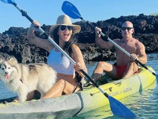 Bạn gái đăng ảnh tình cảm bên tỷ phú Jeff Bezos