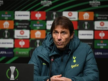 Conte: 'Tôi không phải là phù thủy'