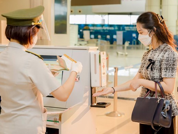Đường bay Hà Nội - TP.HCM bán vé giá cao gây bức xúc