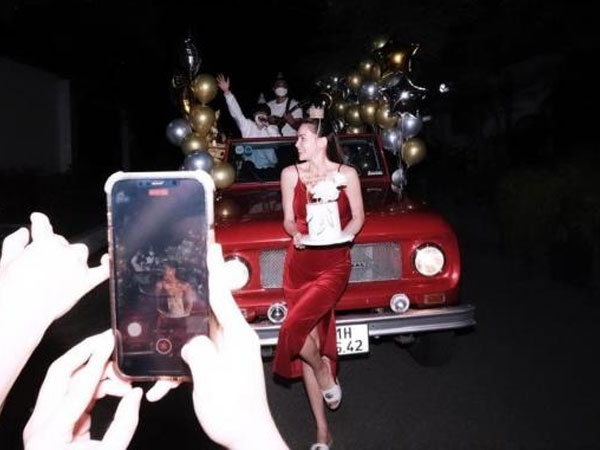 Hồ Ngọc Hà được hội bạn thân đánh úp, tổ chức sinh nhật bất ngờ trước cổng biệt thự triệu đô