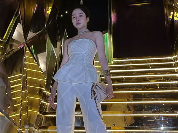 Hot girl Trâm Anh mắng antifan não để dưới bộ phận nhạy cảm