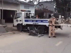 Nam sinh gãy chân khi đâm vào xe CSGT: Thêm một góc camera khác khiến nhiều người chứng kiến bị một phen thất kinh