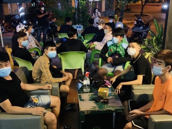 Tụ tập ở quán cà phê nhưng không gọi nước, 21 thanh niên bị công an 'hỏi thăm', lộ chuyện chuẩn bị đi hỗn chiến
