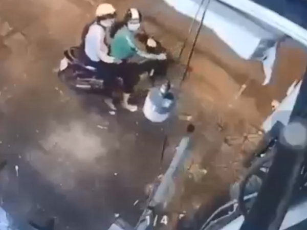 Đi xe tay ga sang xịn, hai cô gái có hành động khiến tất cả ngỡ ngàng