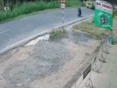 Video: Rùng mình chứng kiến khoảnh khắc 2 xe tải đấu đầu trực diện ở Bến Tre