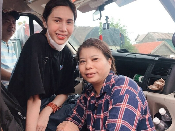 Bất ngờ thông tin ca sĩ Thủy Tiên mượn tiền của người dân để làm từ thiện