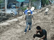 CLIP: Côn đồ ngang nhiên đập phá nhà dân khi tranh chấp đất