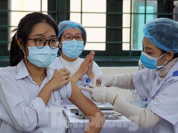Thêm nhiều học sinh dương tính, Hải Phòng tăng tốc tiêm vắc xin phòng COVID-19