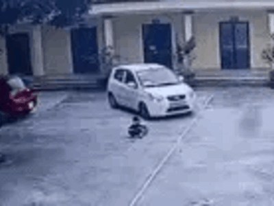 Rùng mình clip nữ tài xế thiếu quan sát, suýt cán trúng người bé trai đang chơi ở sân