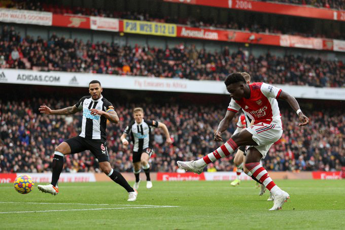 Arsenal trở lại đà chiến thắng, Newcastle tiếp tục trượt dài
