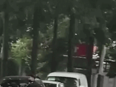 Phẫn nộ clip nam thanh niên 'hổ báo' đập phá xe cảnh sát để giải vây cho 'đồng bọn'