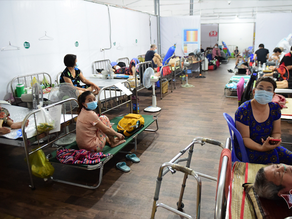 Bệnh viện dã chiến TP.HCM quá tải, kê giường cho F0 nằm hành lang