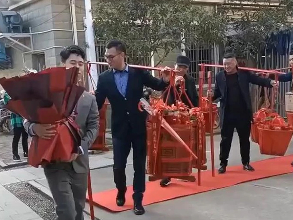 Mang 'sương sương' 18 quang gánh sính lễ cùng 6,6 tỷ tiền mặt tới nhà gái, nhà trai gây 'bão' mạng xã hội