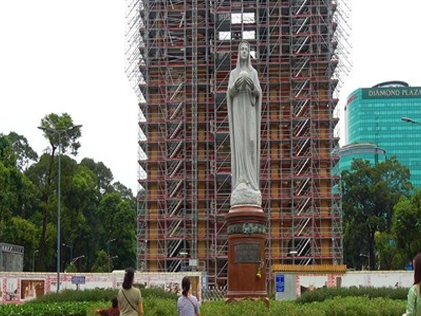 Ngày đầu Nhà thờ Đức Bà Sài Gòn mở cửa trở lại sau 6 tháng giãn cách