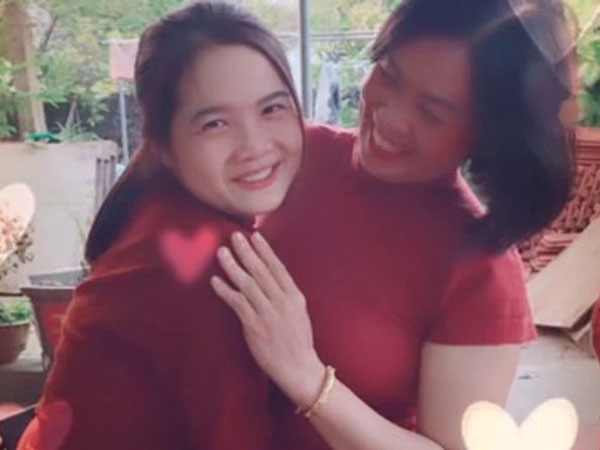 Nữ sinh viên mua tặng mẹ lắc tay 2 chỉ vàng, mẹ cười như địa chủ được mùa liên tục cảm thán: 'Đẻ con gái đúng là không phí công'