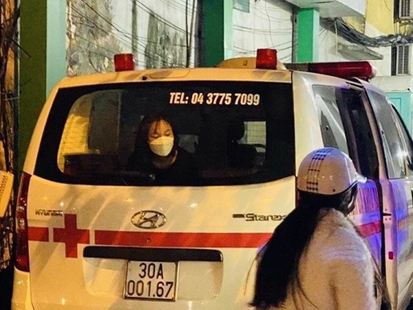 Cô gái test nhanh dương tính Covid-19 bị cách ly trên xe cấp cứu suốt 16 tiếng