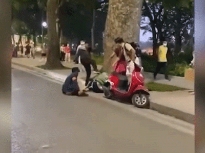 Hai người đàn ông chửi bới, đá túi bụi nam thanh niên ngay trên đường phố Hà Nội