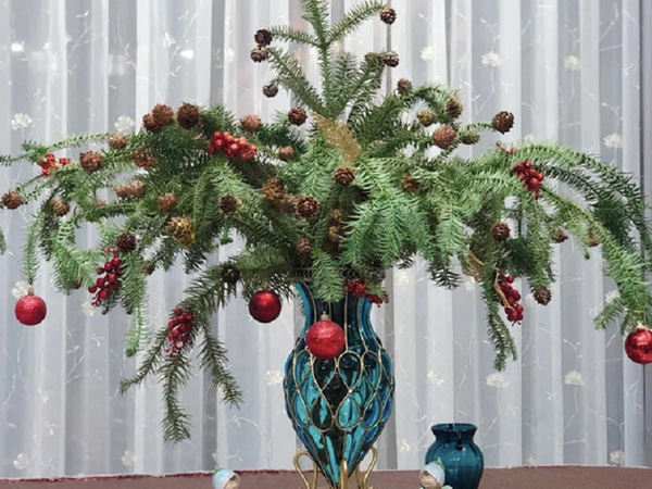 Cành thông tươi đón Noel sớm giá chỉ từ 130 nghìn đồng/cành