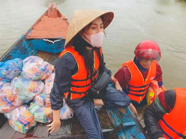 Thủy Tiên trao tiền không đồng nhất tại Quảng Trị: Hộ được 500 nghìn, hộ nhận hẳn 5 triệu, người dân nói gì?