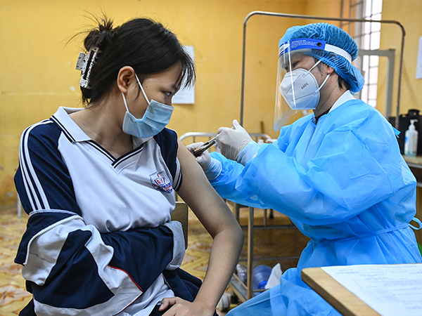 Một nữ sinh ở Hà Nội tử vong sau 1 ngày tiêm vắc xin Covid-19: Thông tin từ Trưởng Văn phòng Tiêm chủng mở rộng QG