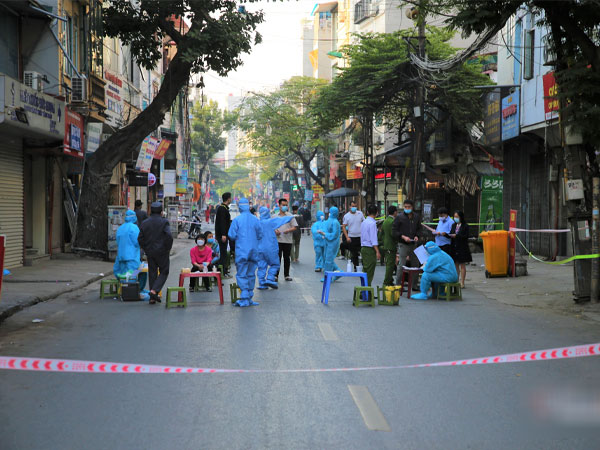 Hà Nội: Rào chắn đường La Thành, xét nghiệm người dân vùng nguy cơ cao