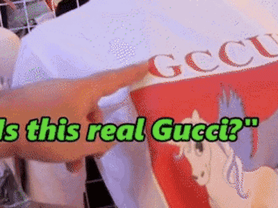 Cười đau bụng với màn trả giá của anh Tây khi mua áo Gucci tại chợ Việt: 'Bà nhìn mặt tui có dễ bị lừa không?'
