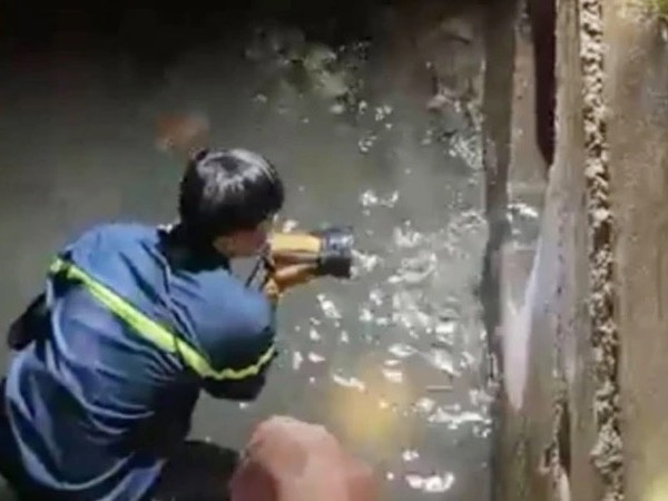 Gã đàn ông dìm người phụ nữ xuống cống nước đến chết ngạt để cướp xe SH