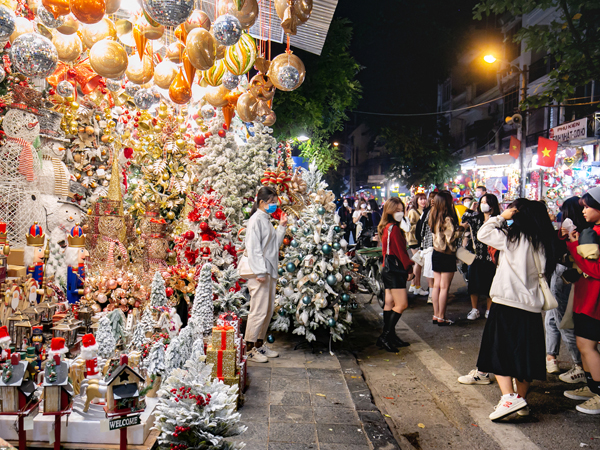 Người Hà Nội chi hơn chục triệu đồng sắm đồ trang trí Giáng sinh