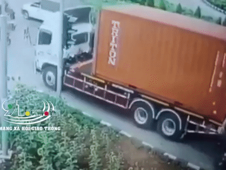 Khoảnh khắc kinh hoàng ập đến với người phụ nữ chạy xe máy sát bên 'hung thần xa lộ'