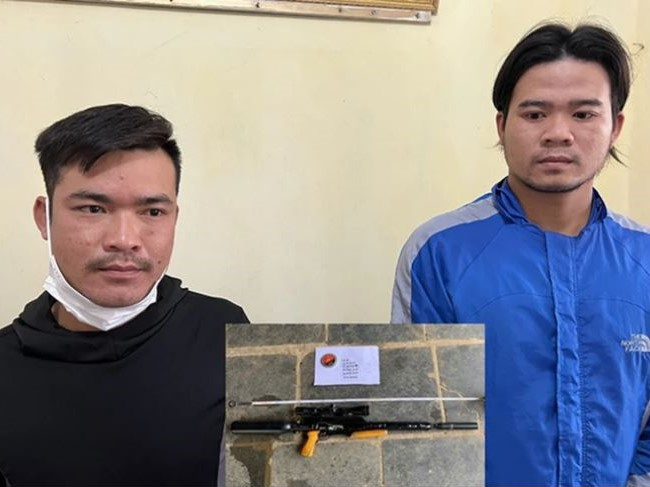 Bị nhắc nhở vì chạy xe lạng lách, nam thanh niên rút súng bắn người đi đường