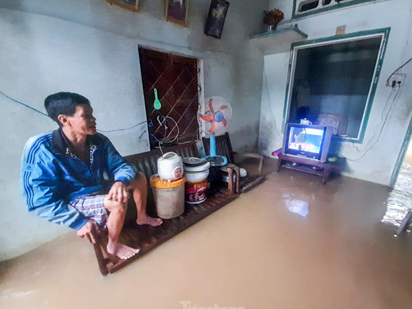 Mưa như trút, hàng ngàn nhà dân Bình Định ngập trong nước lũ