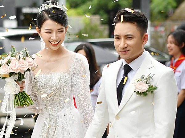 Vợ Phan Mạnh Quỳnh bất ngờ đăng đàn 'cà khịa' cực gắt 'nhân vật nào đó': 'Mai ai tên Trâm qua shop giảm giá, tên Tú không bán!'