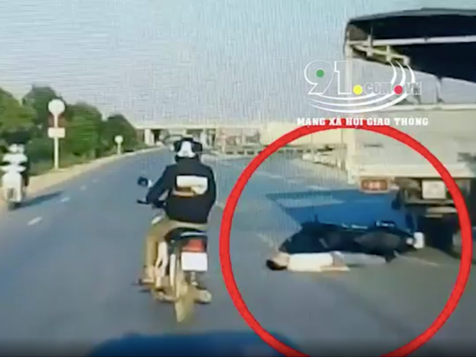 Thanh niên phóng bạt mạng tạt đầu ô tô, những gì diễn ra sau đó khiến tất cả 'rùng mình'