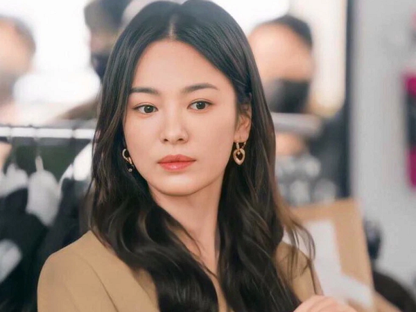 Song Hye Kyo bị 'ném đá' khi tiếp tục cặp kè trai trẻ kém 13 tuổi