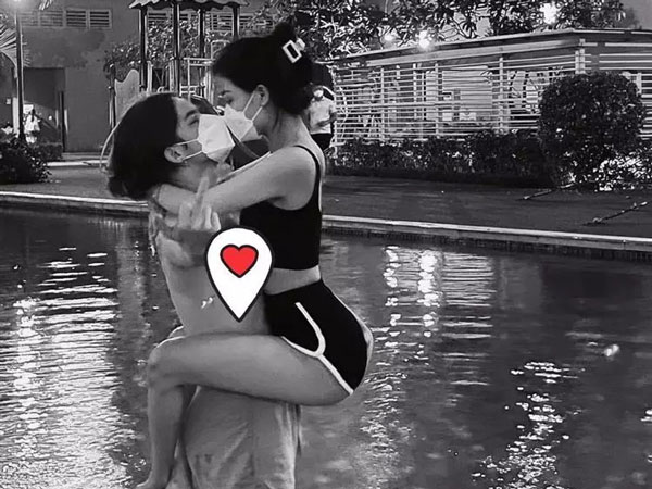 Trần Đức Bo cởi trần ôm hôn, sờ mó vòng ba bạn gái