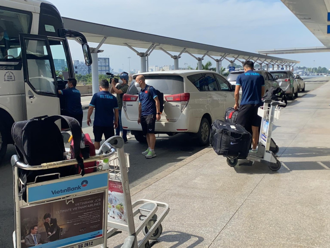 Không tập ngày đầu sang Singapore, tuyển Việt Nam chưa biết được bố trí ăn ở đâu