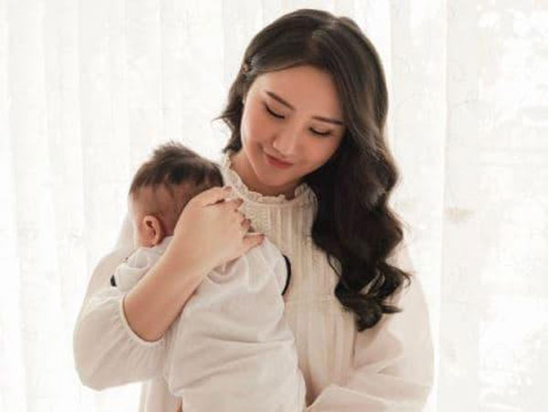 Bà xã Phan Thành đăng ảnh mới nhất của con, dân mạng tập trung soi chi tiết 'cực chất' này