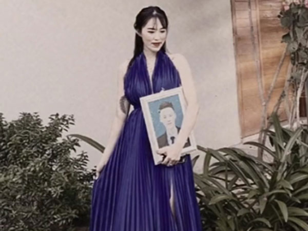 Nhớ thương chồng mất vì tai nạn, vợ 9X thực hiện lời hẹn năm xưa bằng cách ôm di ảnh trong mỗi chuyến du lịch