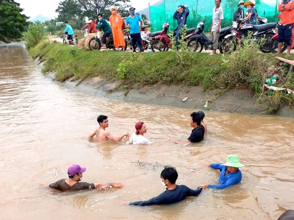 Rơi xuống kênh sau nhà, anh trai mất tích, em gái 4 tuổi tử vong thương tâm
