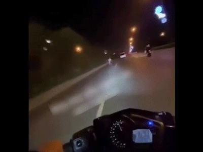 Clip: Màn hạ cánh gây kinh hoàng cho người đi đường của thanh niên nằm trên xe phóng trong đêm
