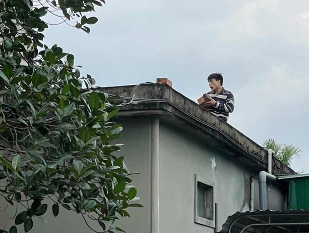 Tài xế 'ngáo đá' cướp ô tô chạy từ Hà Nội vào Hà Tĩnh rồi leo lên mái nhà dân