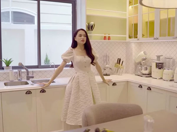 Hương Giang hé lộ không gian bên trong căn biệt thự sang trọng tại Sài Gòn khiến dân tình trầm trồ
