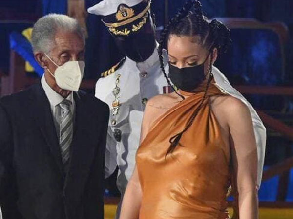 Ca sĩ - tỷ phú Rihanna mang thai con đầu lòng ở tuổi 33 với bạn trai?