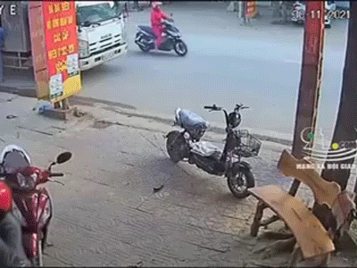 Xe máy 'kẹp ba' lạng lách, đâm thẳng vào ô tô đi ngược chiều, nam sinh bị tài xế đấm liên tiếp vào mặt