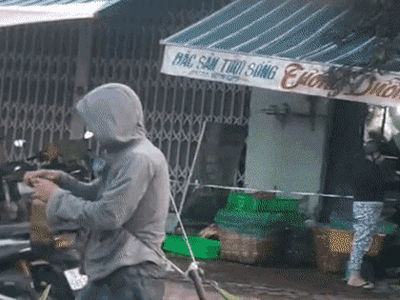 Hình ảnh người đàn ông mắc võng vào lưng quần, kéo lê trên đường phố khiến ai nấy khó hiểu, chủ nhân clip tiết lộ sự thật rùng mình