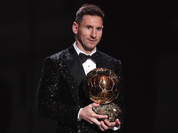 Bị Ronaldo tố ăn cắp Quả Bóng Vàng, gia đình Messi đáp trả gay gắt