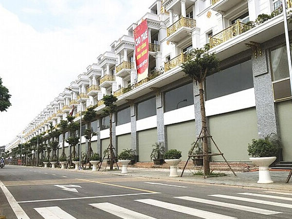 Shophouse giá chục tỷ đồng ở Hà Nội ế ẩm, nhà đầu tư đứng ngồi không yên